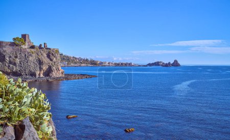 Foto de Italia, Aci Castello, vista panorámica de la costa con las pilas de la reserva marina de Cíclope en el fondo - Imagen libre de derechos