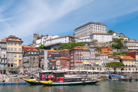 Téléchargez les photos : Porto, Portugal - 17 avril 2023 : Les architectures du quartier de Ribeira vues du fleuve Douro - en image libre de droit