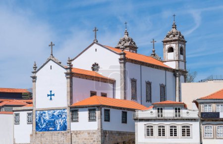 Téléchargez les photos : Porto, Portugal, les azulejos (carreaux de céramique traditionnels peints dans la couleur bleue typique) sur l'abside de l'église Do Massarelos, sur la rive du fleuve Douro - en image libre de droit