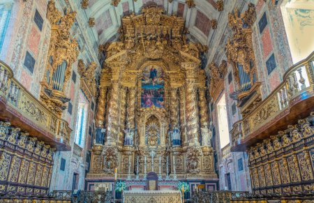 Foto de Oporto, Portugal - 18 de abril de 2023: El altar mayor de la Catedral de Oporto (Catedral de la Asunción de Nuestra Señora) - Imagen libre de derechos