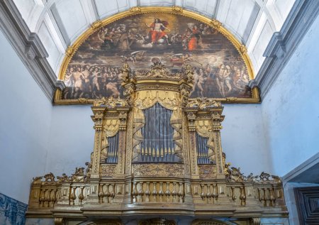Foto de Oporto, Portugal - 18 de abril de 2023: El órgano del chaper de San Vicente en la Catedral de Oporto (Catedral de la Asunción de Nuestra Señora) - Imagen libre de derechos