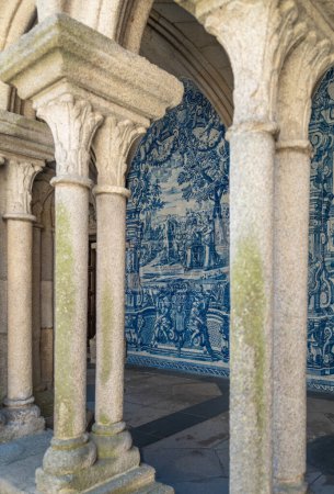 Téléchargez les photos : Porto, Portugal - 18 avril 2023 : Le cloître de la cathédrale de Porto (Cathédrale de l'Assomption de Notre-Dame)) - en image libre de droit