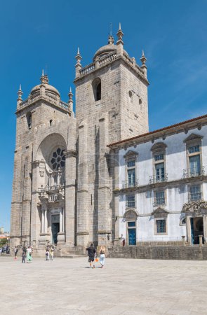 Foto de Oporto, Portugal, vista de la fachada de la Catedral de Oporto (Catedral de la Asunción de Nuestra Señora) - Imagen libre de derechos
