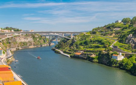 Foto de Oporto, Portugal - 18 de abril de 2023: La ciudad y el río Duero desde el puente Dom Louis I - Imagen libre de derechos