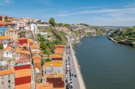 Foto de Oporto, Portugal - 18 de abril de 2023: La ciudad y el río Duero desde el puente Dom Louis I - Imagen libre de derechos
