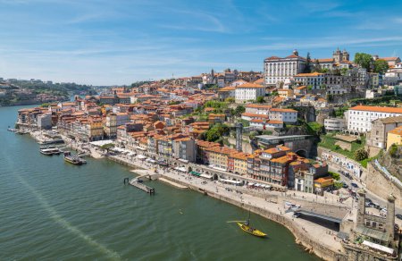 Téléchargez les photos : Porto, Portugal - 18 avril 2023 : La ville et le fleuve Douro vus du pont Dom Louis I - en image libre de droit