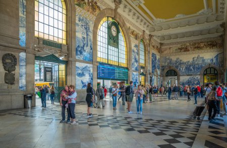 Téléchargez les photos : Porto, Portugal - 19 avril 2023 : Les azulejos (carreaux de céramique traditionnels peints dans la couleur bleue typique) de la gare Saint-Bento - en image libre de droit