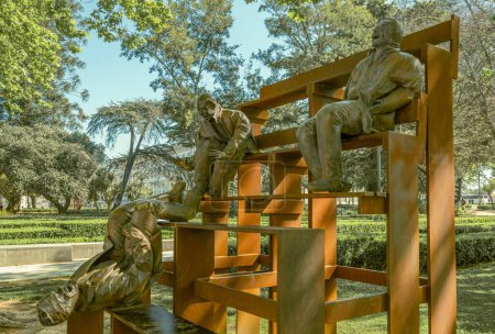 Téléchargez les photos : Porto, Portugal - 19 avril 2023 : Sculpture en fer dédiée aux martyrs pour la liberté dans le jardin de Cordoue - en image libre de droit