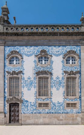 Téléchargez les photos : Porto, Portugal, la façade latérale de l'église de Do Carmo avec les azulejos (carreaux de céramique traditionnels peints dans la couleur bleue typique) - en image libre de droit