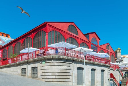 Photo pour Porto, Portugal - 19 avril 2023 : Le vieux marché couvert avec un restaurant de bar en plein air sur la place Do Infante - image libre de droit