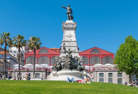 Photo pour Porto, Portugal - 19 avril 2023 : Les gens profitent du soleil sur la place Do Infante sous le monument du Prince Henry - image libre de droit