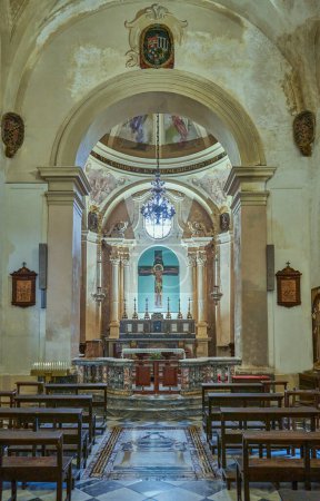 Foto de Syrcuse, Italia - 1 de noviembre de 2022: La Capilla del Sacramento con el Crucifijo Bizantino en la Catedral - Imagen libre de derechos