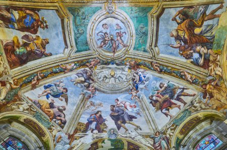 Téléchargez les photos : Sierre, Italie - 1er novembre 2022 : Les fresques du plafond de la chapelle du sacrement dans la cathédrale - en image libre de droit