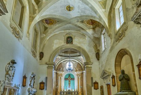 Téléchargez les photos : Sierre, Italie - 1er novembre 2022 : Chapelle du Sacrement avec le Crucifix byzantin dans la Cathédrale - en image libre de droit