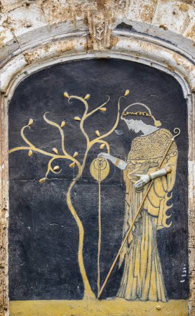 Foto de Taranto, Italia - 2 de noviembre de 2022: Reproducción de una pintura antigua de un templo griego, en una pared del casco antiguo - Imagen libre de derechos