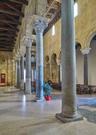 Téléchargez les photos : Tarente, Italie - 2 novembre 2022 : La nef de la cathédrale St Cataldo - en image libre de droit