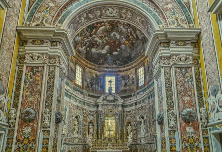 Foto de Taranto, Italia - 2 de noviembre de 2022: Las esculturas sagradas y las incrustaciones de mármol de la capilla barroca en la Catedral de San Cataldo - Imagen libre de derechos