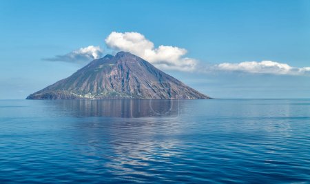 Italia, Sicilia, la isla de Stromboli con el volcán humeante, vista desde alta mar