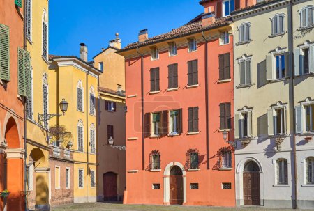 Téléchargez les photos : Modène, Italie, les maisons colorées de la rue Pomposa - en image libre de droit