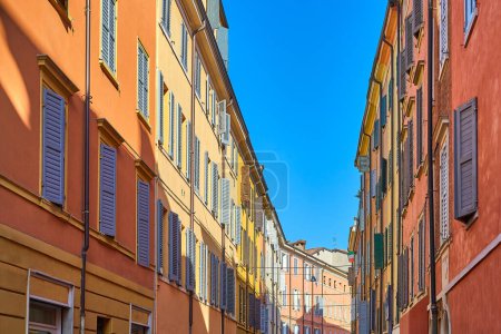Téléchargez les photos : Modène, Italie, les maisons colorées de la rue Della Cerca - en image libre de droit