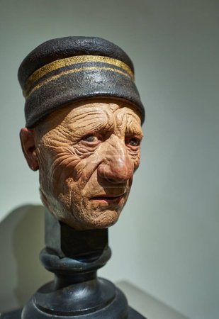 Téléchargez les photos : Modène, Italie - 5 mars 2019 : Palais des Musées, sculpture représentant la tête d'un vieillard de Guido Mazzoni connue sous le nom de Paganino - en image libre de droit
