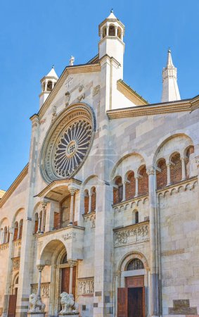 Téléchargez les photos : Modène, Italie, la façade principale de la cathédrale - en image libre de droit