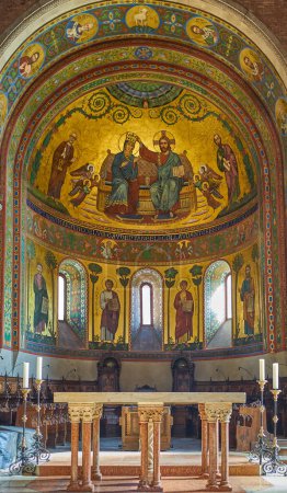 Foto de Modena, Italia - 5 de marzo de 2019: Una capilla de la Catedral con un freasco de estilo mosaico por Fermo Forti - Imagen libre de derechos