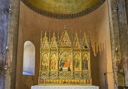 Téléchargez les photos : Modène, Italie - 5 mars 2019 : Une chapelle de la cathédrale avec un polyptyque du XIVe siècle par Serafino Serafini - en image libre de droit