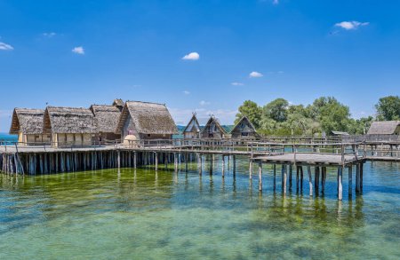 Téléchargez les photos : Unteruhldinghen, Allemagne - 14 juin 2023 : Reconstruction d'un village préhistorique sur pilotis sur le lac de Constance - en image libre de droit