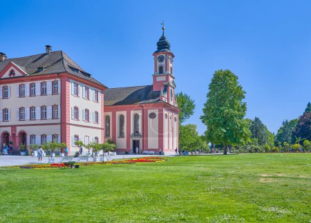 Téléchargez les photos : Île de Mainau, Allemagne - 14 juin 2023 : Vue sur le palais baroque et l'église Sainte-Marie - en image libre de droit