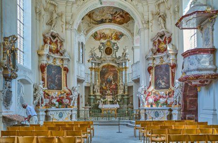 Téléchargez les photos : Île de Mainau, Allemagne - 14 juin 2023 : Peintures et décorations de l'intérieur de l'église Sainte-Marie - en image libre de droit