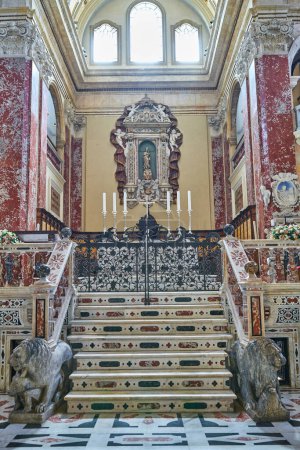 Téléchargez les photos : Cagliari, Italie - 4 juillet 2023 : La nef et l'autel principal de la cathédrale Sainte-Marie - en image libre de droit