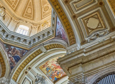 Téléchargez les photos : Cagliari, Italie - 4 juillet 2023 : Les fresques du plafond de la cathédrale Sainte-Marie - en image libre de droit