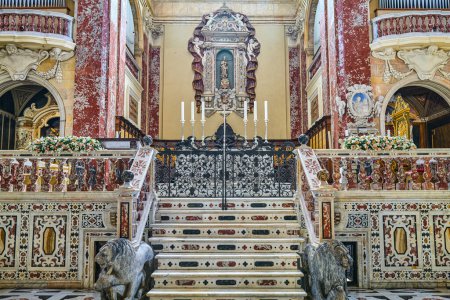 Téléchargez les photos : Cagliari, Italie - 4 juillet 2023 : Le maître-autel de la cathédrale Sainte-Marie - en image libre de droit