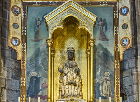 Téléchargez les photos : Barcelone, Espagne - 15 mars 2019 : L'autel avec la Vierge Noire dans la cathédrale Sainte-Croix et Sainte-Eulalia, également appelée La Seu - en image libre de droit
