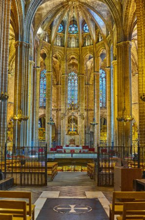 Foto de Barcelona, España - 15 de marzo de 2019: Las arquitecturas de estilo neogótico de la Catedral de la Santa Cruz y Santa Eulalia, también llamada La Seu - Imagen libre de derechos
