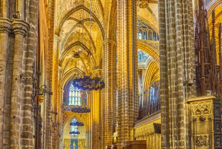 Foto de Barcelona, España - 15 de marzo de 2019: Las arquitecturas de estilo neogótico de la Catedral de la Santa Cruz y Santa Eulalia, también llamada La Seu - Imagen libre de derechos