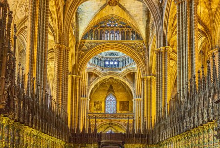 Téléchargez les photos : Barcelone, Espagne - 15 mars 2019 : La nef avec le chœur d'or dans la cathédrale Sainte-Croix et Sainte-Eulalia, également appelée La Seu - en image libre de droit