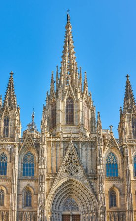 Foto de Barcelona, España - 15 de marzo de 2019: La fachada principal de la Catedral de la Santa Cruz y Santa Eulalia, también llamada La Seu - Imagen libre de derechos