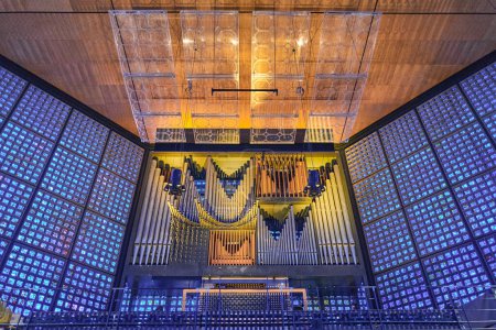 Foto de Berlín, Alemania - Juky 30, 2019: El órgano moderno de Karl Shuke en la iglesia conmemorativa del Kaiser Wilhelm - Imagen libre de derechos