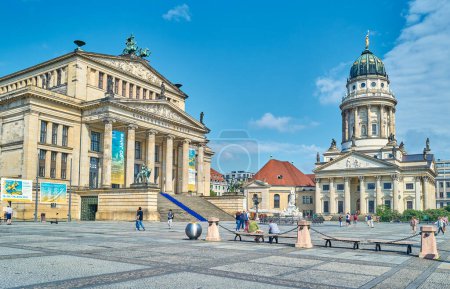 Téléchargez les photos : Berlin, Allemagne - Juky 31, 2019 : Place Gendarmenmarkt avec la salle de concert et la cathédrale française - en image libre de droit