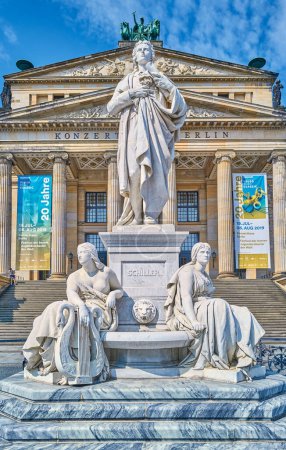 Téléchargez les photos : Berlin, Allemagne - Juky 31, 2019 : Place Gendarmenmarkt, le monument à Schiller devant le bâtiment de la salle de concert - en image libre de droit