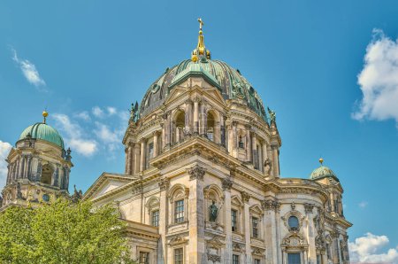 Foto de Berlín, Alemania, vista hacia arriba de la Catedral de Berlín (Berliner Dom) - Imagen libre de derechos