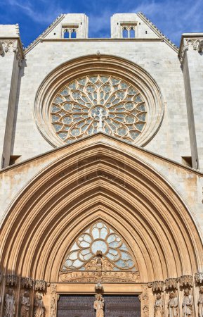 Foto de Tarragona, España, el portal principal y el rosetón de la fachada de la Catedral de Santa María - Imagen libre de derechos