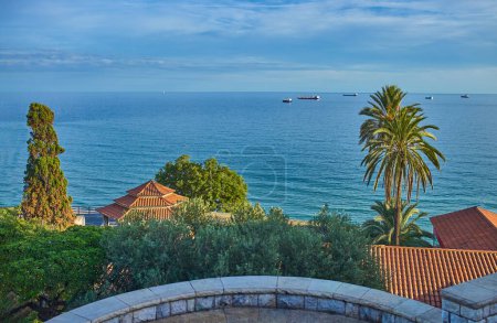 Foto de Tarragona, España, hermoso panorama del mar visto desde el Paseo del las Palmas, paseo de palmeras, en primera línea de mar - Imagen libre de derechos