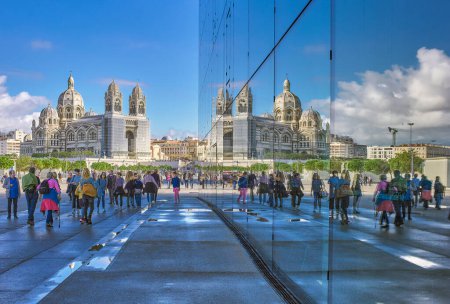 Foto de Marsella, Francia - 2 de noviembre de 2019: Vista y reflexiones de la Catedral (Cathedrale Sainte-Marie-Majeure o Cathedrale de la Major) con muchas personas en primer plano - Imagen libre de derechos