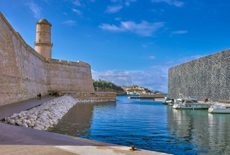 Foto de Marsella, Francia - 2 de noviembre de 2019: Vista del Fuerte Saint Jean en el puerto de ols - Imagen libre de derechos