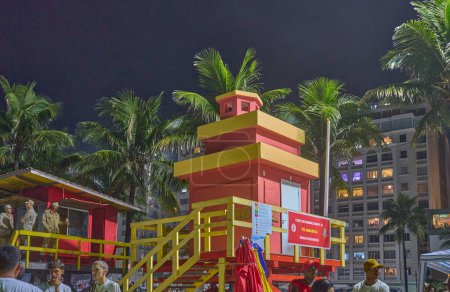 Foto de Río de Janeiro, Brasil - 1 de enero de 2023: Una estación de bomberos y control durante los fuegos artificiales de fin de año en la playa de Copacbana - Imagen libre de derechos