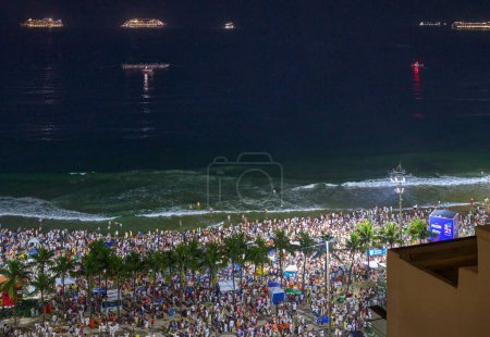 Téléchargez les photos : Rio De Janeiro, Brésil - 1er janvier 2023 : Une foule de Brésiliens et de touristes assiste aux feux d'artifice de fin d'année sur la plage de Copacbana - en image libre de droit