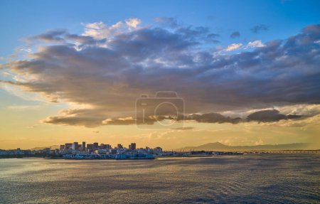 Foto de Brasil, Río de Janeiro, panorama de la famosa bahía de Río visto desde el mar al atardecer - Imagen libre de derechos